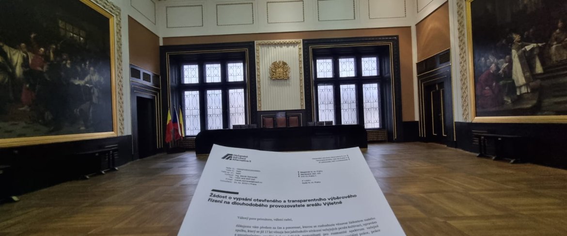 Dřevěná restaurace Výletná v Letenských sadech, fasáda s patinou a doplněnými letenkami pro letní provoz.
